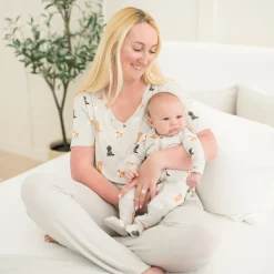 Women’s Relaxed Fit V-Neck in Fluffy Dog